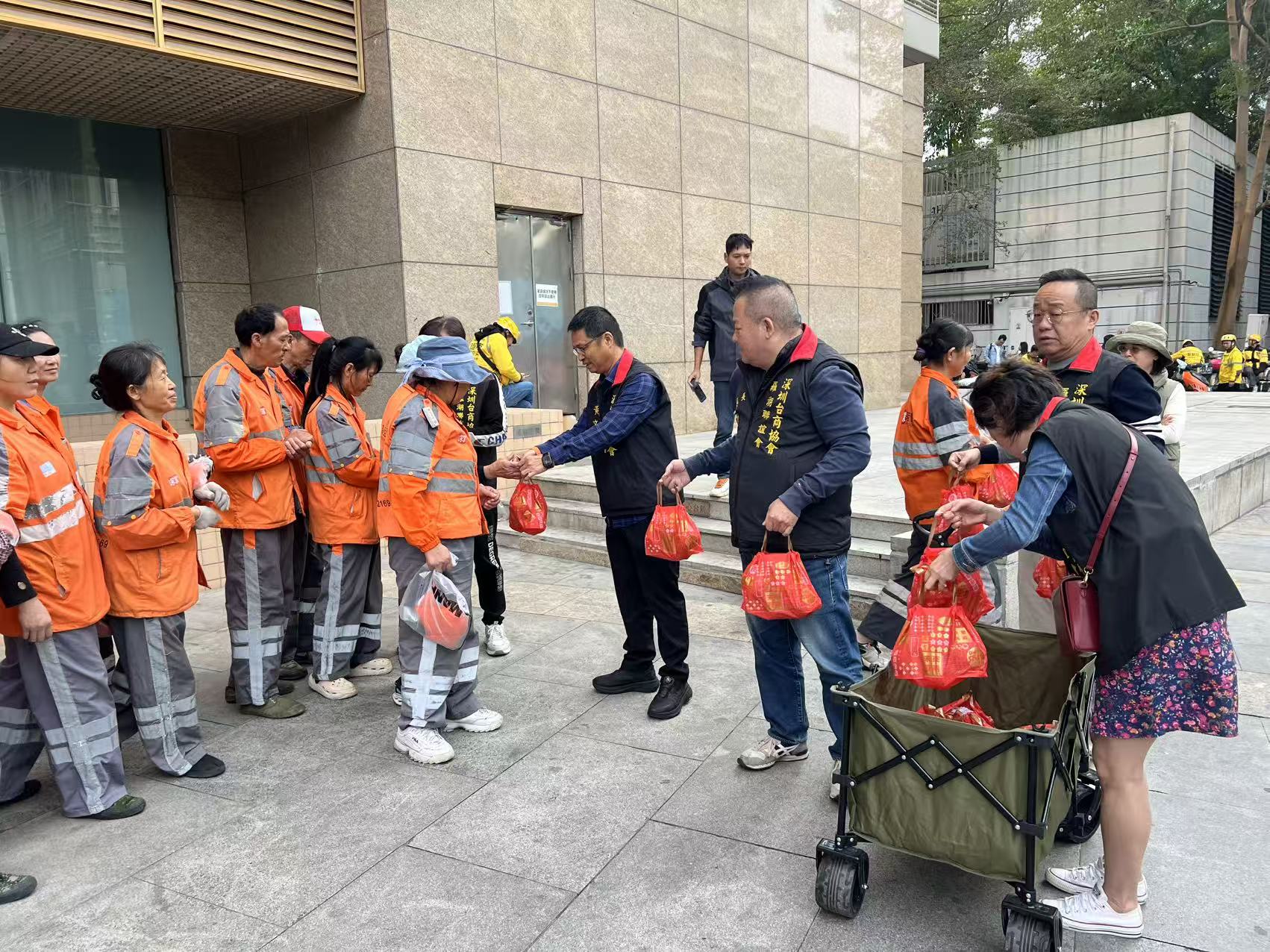 关爱东门街友和环卫工人